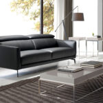 3-Sitzer-Sofa mit Lederbezug und schwarzen Stahlbeinen
