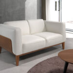 2-местный диван в кожаной обивке с каркасом из орехового дерева