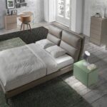 Cama tapizada en polipiel con cojines