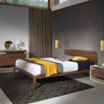 Table de chevet en bois de noyer et MDF laqué