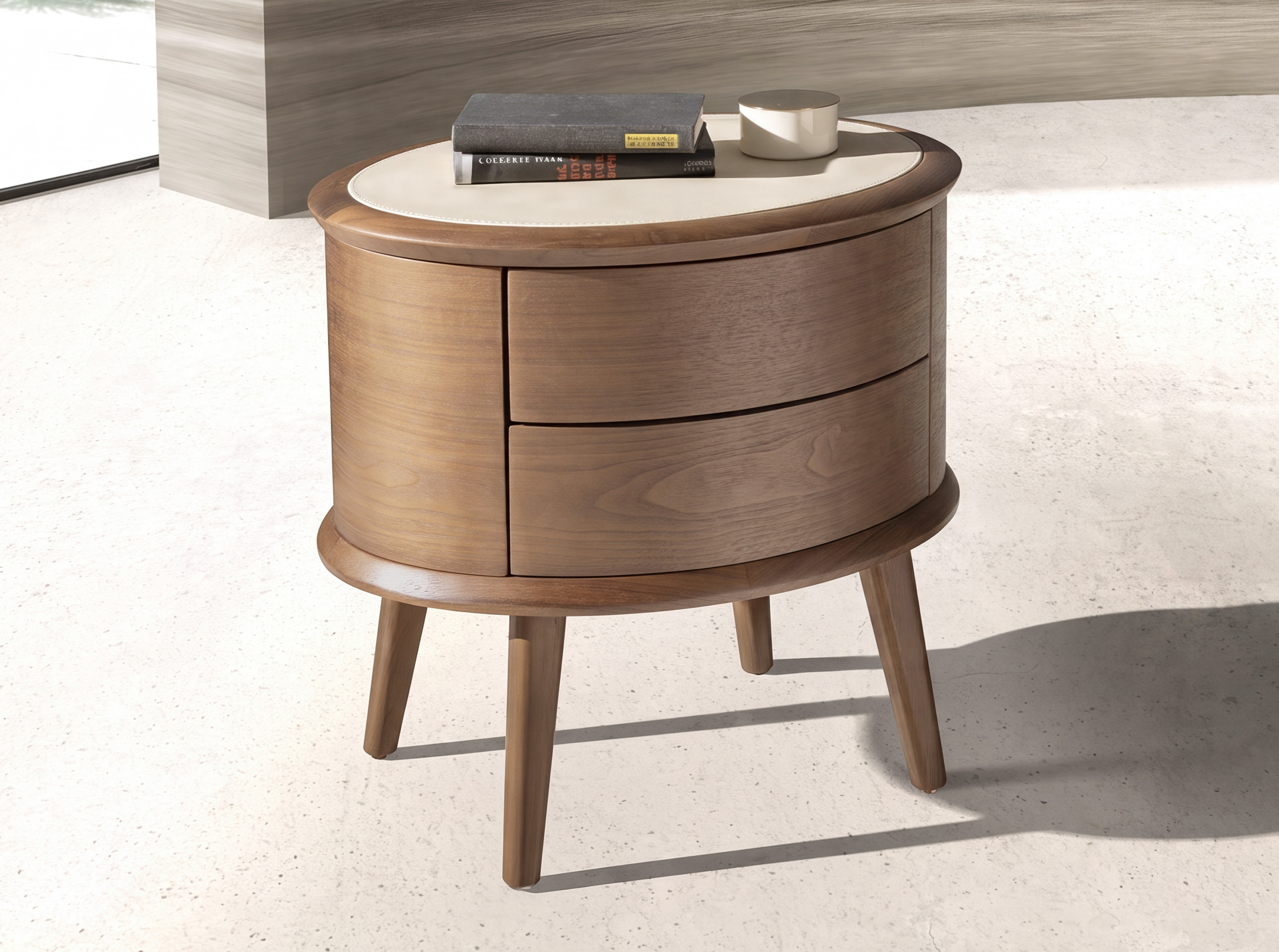 Table de chevet en noyer avec plateau en cuir couleur crème Table de chevet en noyer avec plateau en cuir couleur crème