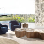 Table de chevet en noyer avec plateau en cuir couleur crème
