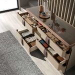 Lederkommode, Nussbaum, Sockel aus poliertem Stahl und Platte aus braunem Rauchglas