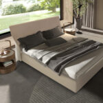 Bett aus braunem Samt und Kunstleder in Cremefarbe