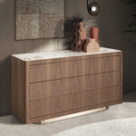 Commode en noyer, acier poli doré et plateau en marbre céramique