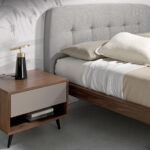 Lampe de table en marbre nero marquina et acier poli doré