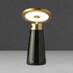 Lampe de table en marbre nero marquina et acier poli doré