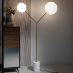 Lampadaire en marbre blanc, acier doré et verre blanc