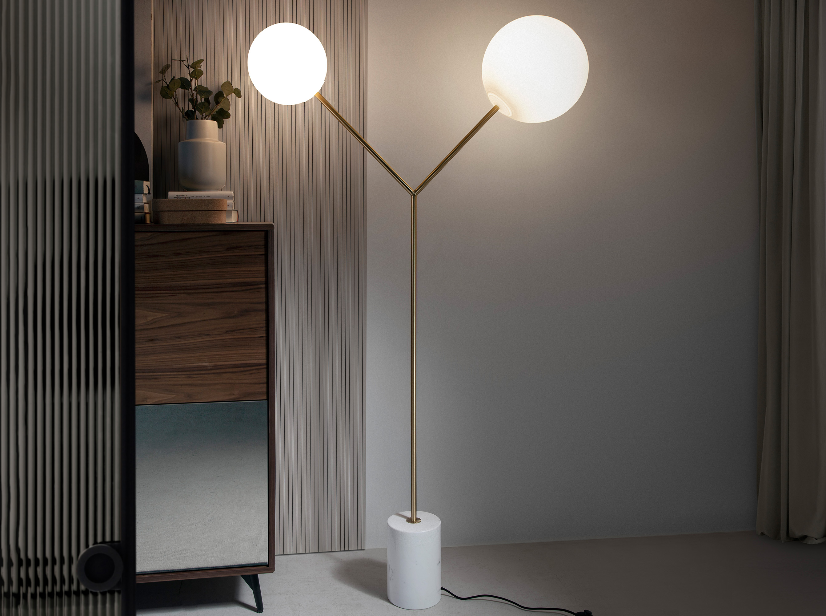 Lampadaire en marbre blanc, acier doré et verre blanc Lampadaire en marbre blanc, acier doré et verre blanc