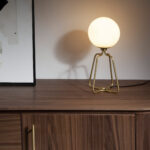 Tischleuchte aus goldenem Stahl und weißem Glas