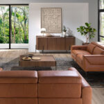 Lámpara de sobremesa en acero dorado y pantalla de cristal translúcido