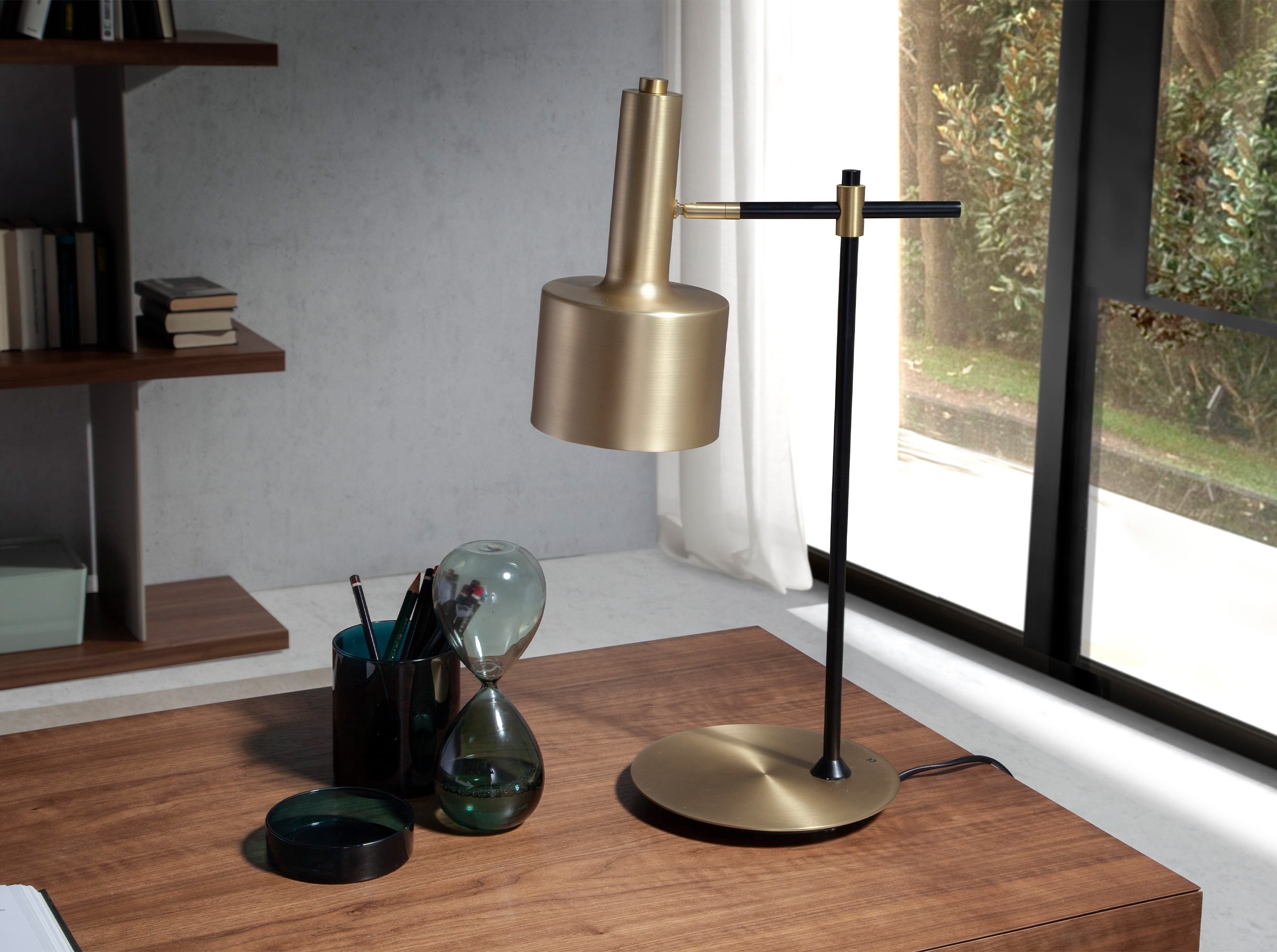 Lámpara sobremesa aluminio dorado y acero negro Lámpara sobremesa aluminio dorado y acero negro