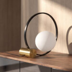 Lámpara sobremesa cristal blanco y acero negro con base de acero pulido dorado