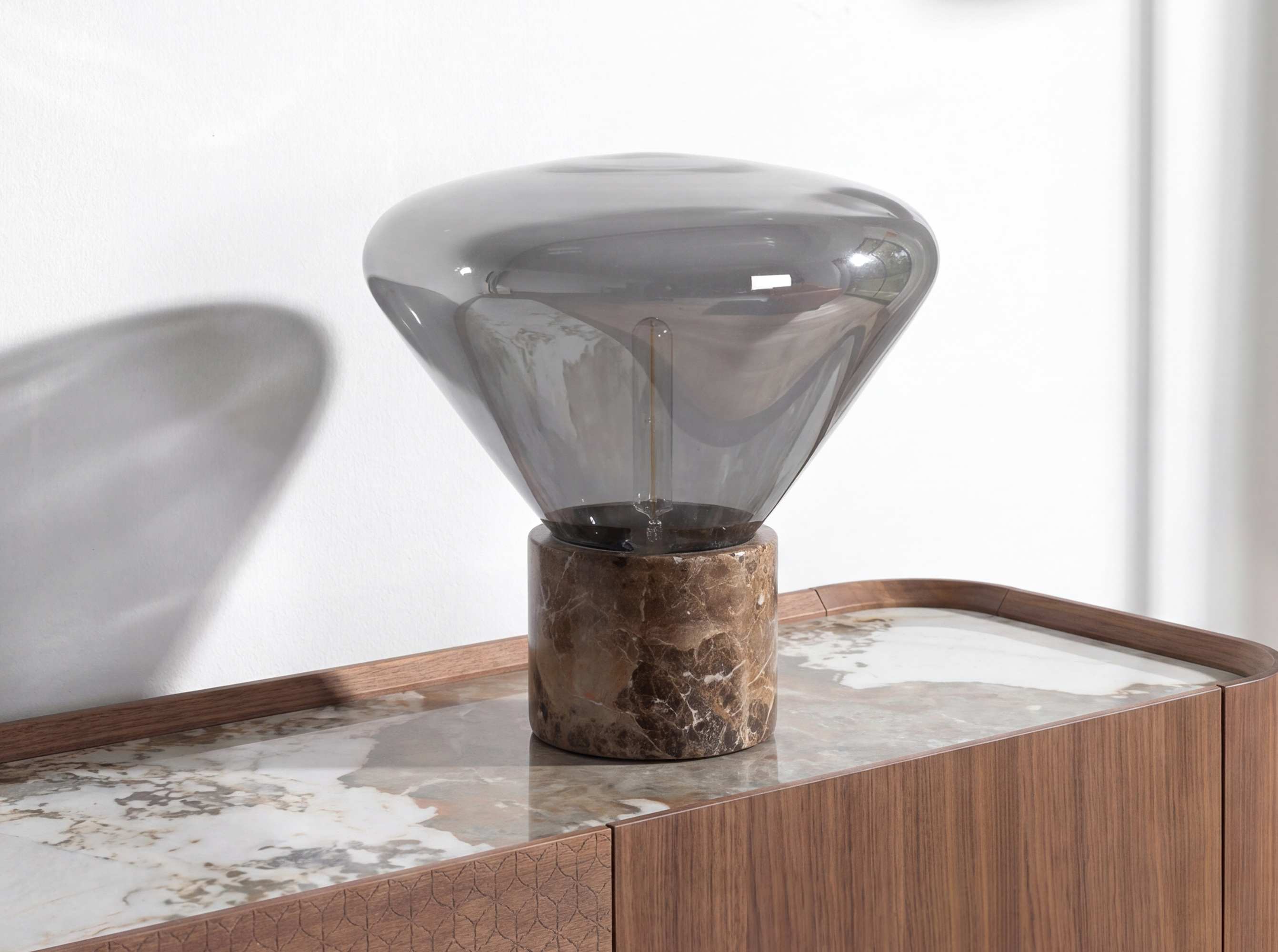 Lámpara sobremesa cristal efecto espejo fumé gris y mármol porcelánico Lámpara sobremesa cristal efecto espejo fumé gris y mármol porcelánico