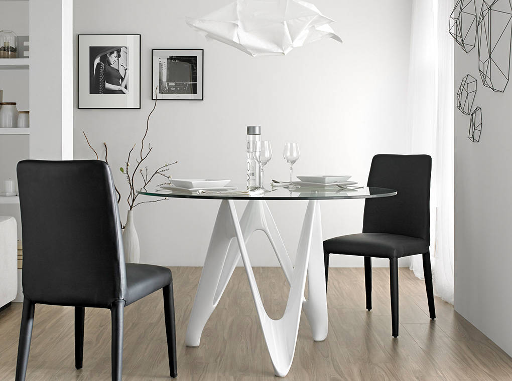 Tavolo da pranzo con base in fibra di vetro e piano in vetro. Tavolo da pranzo con base in fibra di vetro e piano in vetro.