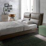 Letto rivestito in similpelle con cuscini regolabili