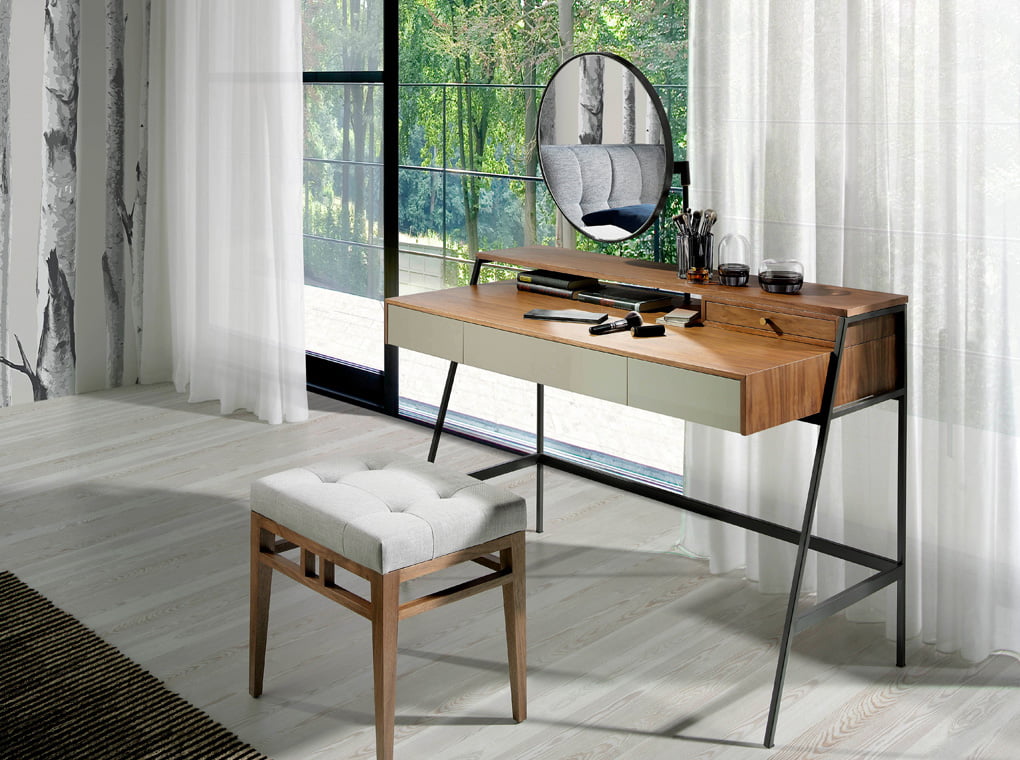 Vanity table with steel legs painted in black Vanity table with steel legs painted in black
