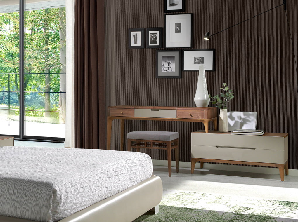 Vanity table with drawers on individual chest of drawers Vanity table with drawers on individual chest of drawers
