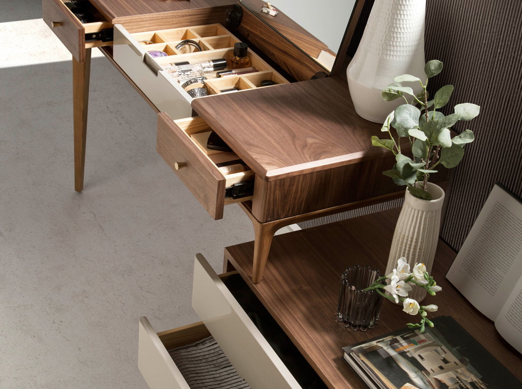 Vanity table with drawers on individual chest of drawers Vanity table with drawers on individual chest of drawers