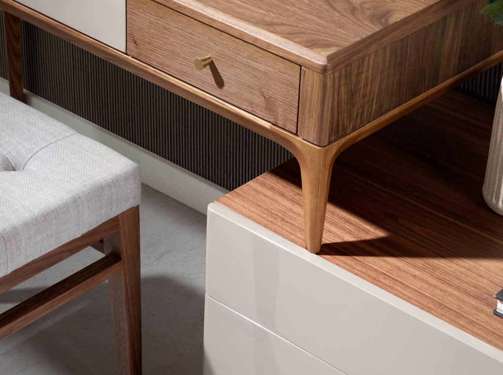 Vanity table with drawers on individual chest of drawers Vanity table with drawers on individual chest of drawers