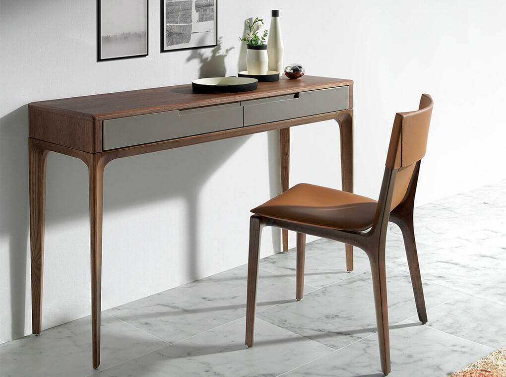 Chair upholstered in leather with structure in ash wood Chair upholstered in leather with structure in ash wood