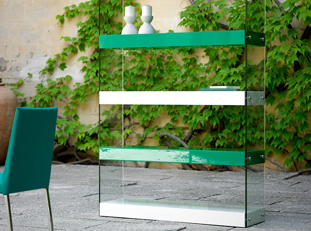 Bücherregal mit Seitenteilen aus gehärtetem Glas. Bücherregal mit Seitenteilen aus gehärtetem Glas.
