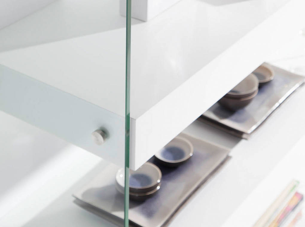 Bücherregal mit Seitenteilen aus gehärtetem Glas. Bücherregal mit Seitenteilen aus gehärtetem Glas.