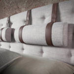 Graues Bett mit Stofftufting 150 x 200