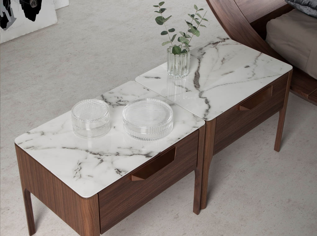 Table de chevet en noyer et fibre de verre effet marbre Calacatta