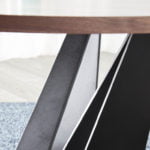 Обеденный стол из дерева орехового цвета и черной стали