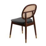 Chaise rembourrée en similicuir avec dossier en rotin et pieds en bois de noyer