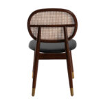 Chaise rembourrée en similicuir avec dossier en rotin et pieds en bois de noyer