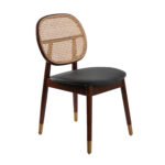 Chaise rembourrée en similicuir avec dossier en rotin et pieds en bois de noyer