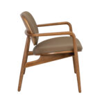 Fauteuil tapissé en croûte de cuir et pieds en frêne