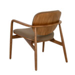 Fauteuil tapissé en croûte de cuir et pieds en frêne