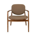 Fauteuil tapissé en croûte de cuir et pieds en frêne