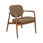 Fauteuil tapissé en croûte de cuir et pieds en frêne