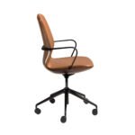 Drehbarer Bürostuhl aus braunem Kunstleder