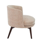 Кресло из кремовой ткани