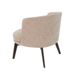 Кресло из кремовой ткани