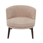 Кресло из кремовой ткани