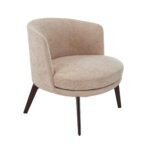 Кресло из кремовой ткани