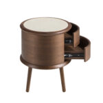 Table de chevet en noyer avec plateau en cuir couleur crème