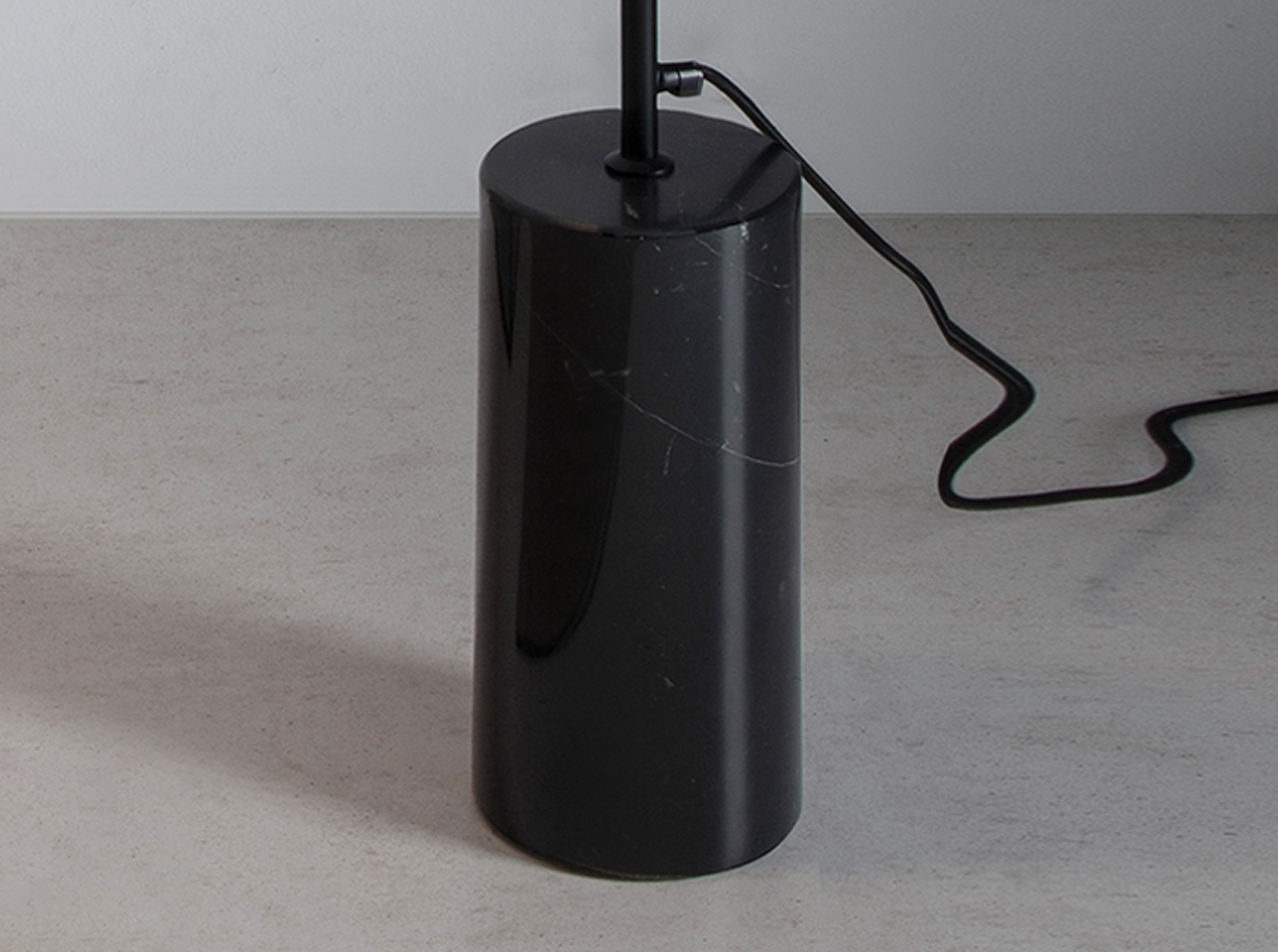 Lámpara pie acero negro con base de mármol porcelánico Lámpara pie acero negro con base de mármol porcelánico