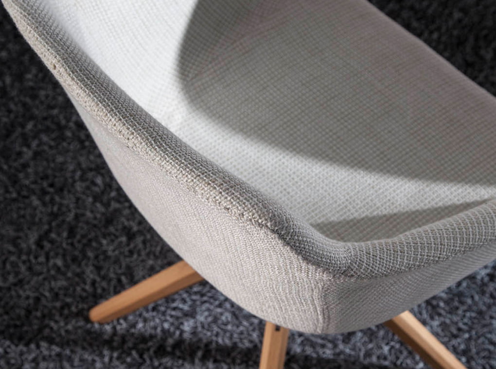 Drehstuhl mit Beinen aus massivem Eschenholz Drehstuhl mit Beinen aus massivem Eschenholz