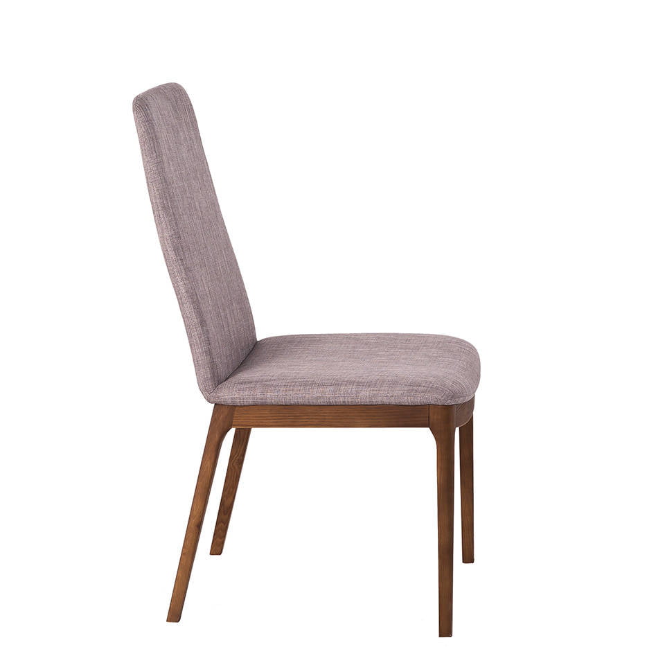 Stuhl mit Stoff und walnussfarbener Holzstruktur bezogen