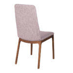 Stuhl mit Stoff und walnussfarbener Holzstruktur bezogen