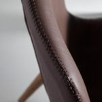Chaise rembourrée en similicuir avec pieds en bois massif de couleur noyer