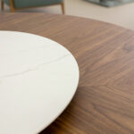 Mesa comedor redonda de madera Nogal y plato giratorio porcelánico
