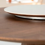 Mesa comedor redonda de madera Nogal y plato giratorio porcelánico